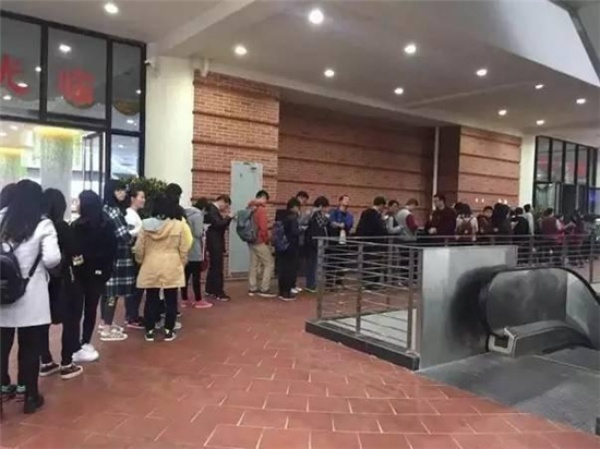 廈門(mén)大學(xué)餐廳25元自助餐2天被學(xué)生吃垮，不許吃了！
