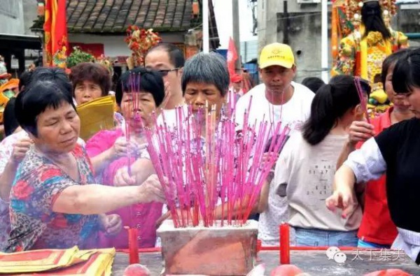 上周六近千人相約后溪，為的就是來拜拜他！