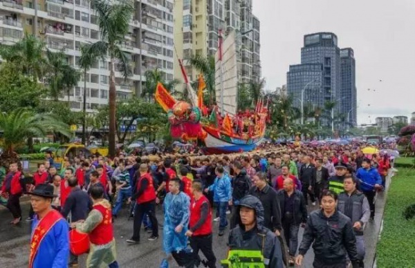 【多圖】震撼！國家非遺“送王船”在海滄鐘山舉行！大雨也澆不滅海滄人的熱情?。。? title=