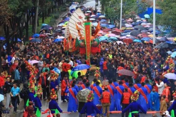 【多圖】震撼！國家非遺“送王船”在海滄鐘山舉行！大雨也澆不滅海滄人的熱情?。。? title=