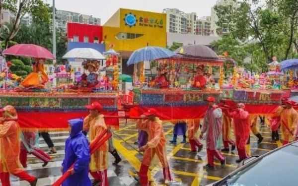 【多圖】震撼！國家非遺“送王船”在海滄鐘山舉行！大雨也澆不滅海滄人的熱情?。。? title=
