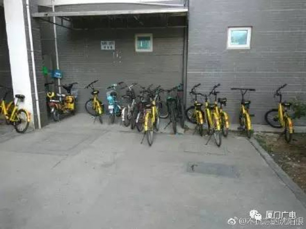 “我要怎么生活...”，廈門大媽家門前堆滿了共享單車！究竟誰來管？