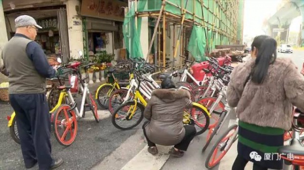 “我要怎么生活...”，廈門大媽家門前堆滿了共享單車！究竟誰來管？