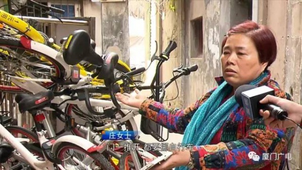“我要怎么生活...”，廈門大媽家門前堆滿了共享單車！究竟誰來管？