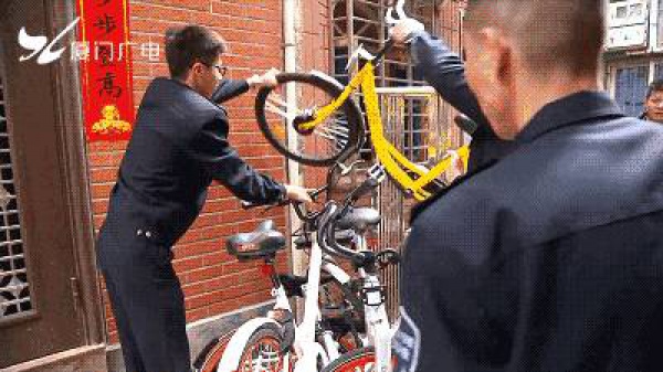 “我要怎么生活...”，廈門大媽家門前堆滿了共享單車！究竟誰來管？