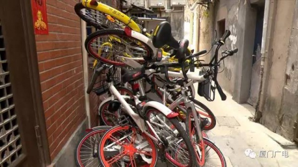 “我要怎么生活...”，廈門大媽家門前堆滿了共享單車！究竟誰來管？