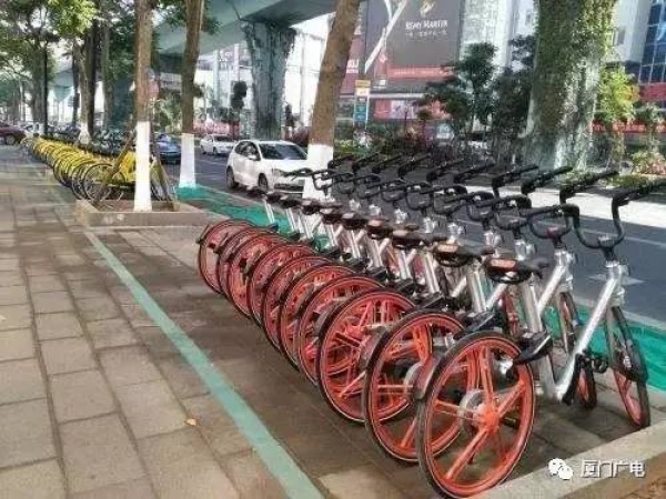 “我要怎么生活...”，廈門大媽家門前堆滿了共享單車！究竟誰來管？