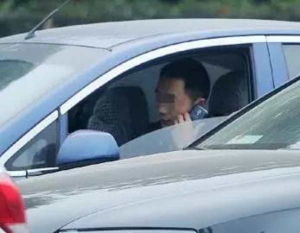 小黃變小黑還多了個車筐，“別以為整容了就不認識你”！
