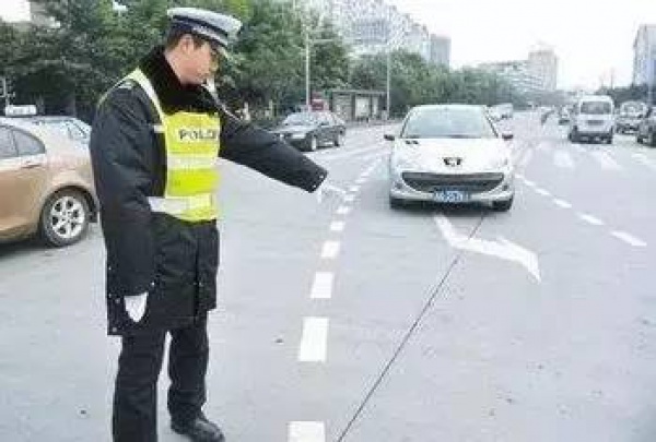 閩D車主注意！7月1日起不認(rèn)識(shí)這5種標(biāo)線，兩本駕照都不夠扣...