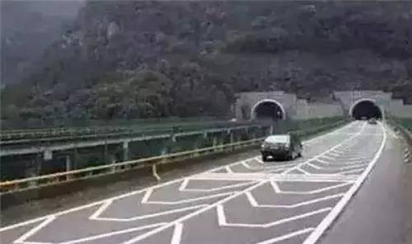 閩D車主注意！7月1日起不認(rèn)識(shí)這5種標(biāo)線，兩本駕照都不夠扣...